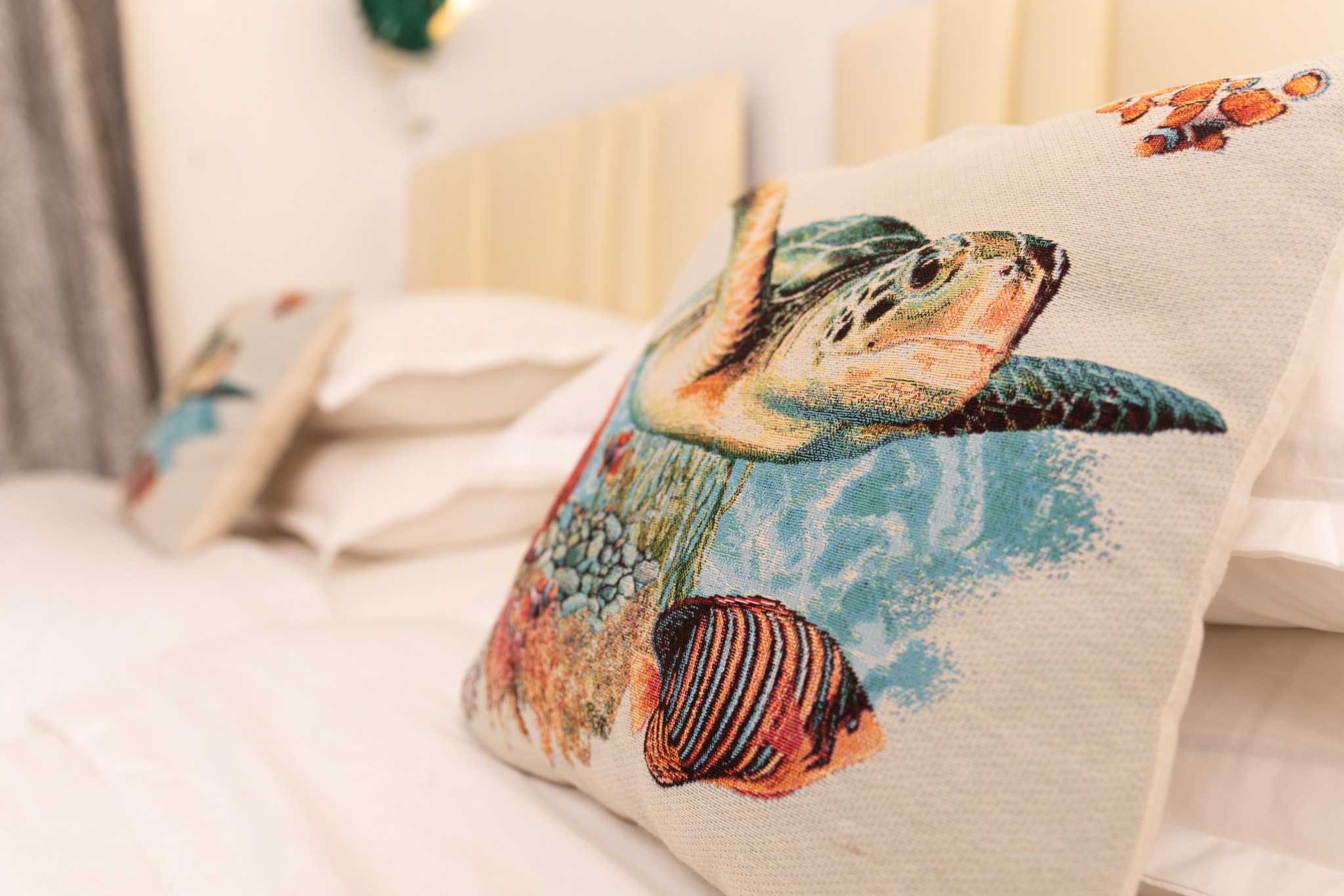 The colours of the ocean, brought into a Fasdheythere INN room.